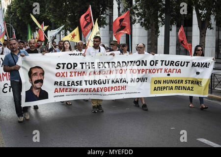 Athènes, Grèce. 7 juin, 2018. Vu les Kurdes et le Kurdistan holding banner drapeaux pendant la manifestation.Des centaines de personnes ont pris part à une manifestation à la demande de la journaliste kurde Turgut Kayas qui est actuellement en détention par le gouvernement turc. Les manifestants exigent la libération immédiate de Turgut Kayas. Credit : Nikolas Joao/Kokovlis SOPA Images/ZUMA/Alamy Fil Live News Banque D'Images