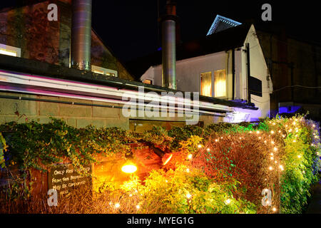 À l'extérieur dans le café en plein air au Village Inn, Vieux Village Shanklin, Isle of Wight, UK. Banque D'Images