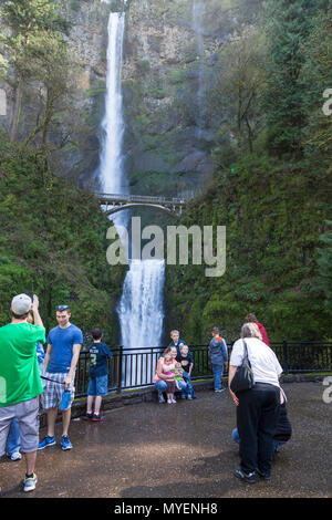 MULTNOMAH FALLS, NEW YORK - 11 Avril 2014 : les touristes se rassemblent dans une zone de visualisation à prendre des photos avec des chutes de Multnomah dans la Columbia River Gorge, Oregon Banque D'Images
