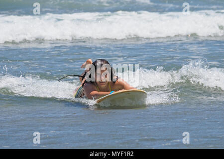 Femme Surf à Playa Hermosa, sur la côte Pacifique du Nicaragua. Banque D'Images