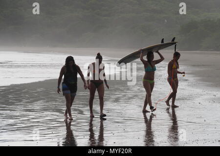 Les femmes surf sur Playa Hermosa, sur la côte Pacifique du Nicaragua. Banque D'Images