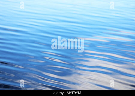 Belle couleur bleu arrière-plan simple d'ondulation de la surface de l'eau, le calme, les vagues de l'océan ou de l'eau plate. Cool l'eau apaisante. H20 l'eau nature. Banque D'Images