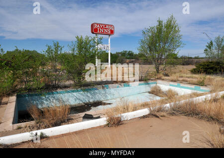 Le vide de la piscine d'un établissement à l'auberge Payless Tucumcari, New Mexico. Le motel abandonné sur la route 66 a été détruit dans un incendie criminel un incendie en 2014. Banque D'Images