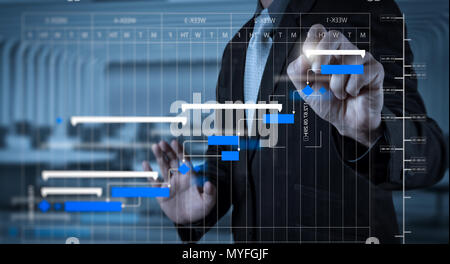 Gestionnaire de projet et de travail avec les tâches de mise à jour des progrès et la planification des étapes de planification de Gantt diagramme.businessman hand writing dans le whiteboa Banque D'Images