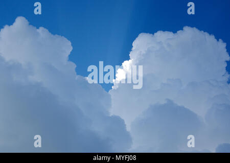 Les rayons du soleil à travers les nuages Billowy Banque D'Images