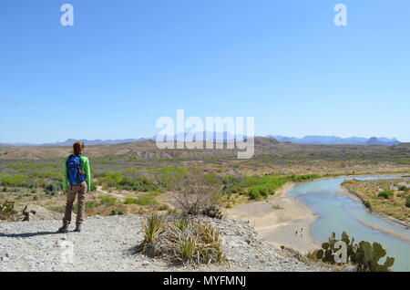 Randonnée le long de la fille Rioi Grande à Big Bend State Park. Banque D'Images