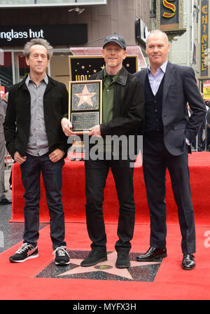 Ron Howard star 004 Brian Grazer, Michael Keaton Ron Howard honoré avec une étoile sur le Hollywood Walk of Fame à Los Angeles. 10 Décembre, 2015.Ron Howard star 004 Brian Grazer, Michael Keaton événement dans la vie d'Hollywood, Californie - Red Carpet Event, USA, Cinéma, Célébrités, photographie, Bestof, Arts, Culture et divertissement, Célébrités, Mode Topix Meilleur de Hollywood, la vie, événement dans la vie d'Hollywood, Californie - cinéma, télévision, célébrités, célébrités de la musique, Topix Bestof, Arts, Culture et loisirs, photographie, tsuni@Gamma-USA.com , Tsuni enquête de crédit / USA, Banque D'Images