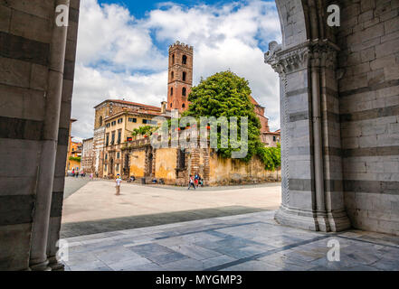 Lucca, Italie - 11 juin 2013 : les touristes visitant les sites touristiques de la place Saint Martin. La vue depuis le porche de la cathédrale de Saint Martin. Banque D'Images