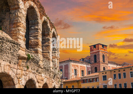 Les ruines de l'ancienne arène romaine à Vérone au coucher du soleil. L'Italie. Banque D'Images