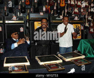 Solomon Burke, Ike Turner, Robert Cray ont été intronisé au Rock Walk of Fame au centre de Guitare de Los Angeles d'ions. Le 4 avril 2005.   BurkeSol - 02 TurnerIke CrayR BurkeSol 02.jpg TurnerIke CrayR événement dans la vie d'Hollywood, Californie - Red Carpet Event, USA, Cinéma, Célébrités, photographie, Bestof, Arts, Culture et divertissement, Célébrités, Mode Topix Meilleur de Hollywood, la vie, événement dans la vie d'Hollywood, Californie - cinéma, télévision, célébrités, célébrités de la musique, Topix Bestof, Arts, Culture et divertissement, la photographie, l'enquête de crédit , tsuni@Gamma-USA.com Banque D'Images