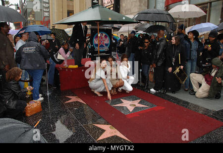 Destiny's Child Obtenir une étoile sur un jour de pluie sur le Hollywood Walk of Fame à Los Angeles. Le 28 mars 2006. - 03  DestinySChild Star002.jpg03  DestinySChild Star002 événement dans la vie d'Hollywood, Californie - Red Carpet Event, USA, Cinéma, Célébrités, photographie, Bestof, Arts, Culture et divertissement, Célébrités, Mode Topix Meilleur de Hollywood, la vie, événement dans la vie d'Hollywood, Californie - cinéma, télévision, célébrités, célébrités de la musique, Topix Bestof, Arts, Culture et loisirs, photographie, tsuni@Gamma-USA.com , Tsuni enquête de crédit / USA, honoré par une étoile o Banque D'Images