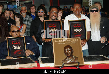 Solomon Burke, Ike Turner, Robert Cray et postumly Muddy Waters ( posant avec ZZ Top ) sont admis sur le Rock Walk of Fame au centre de Guitare de Los Angeles d'ions. Le 4 avril 2005. - 05  CrayR BurkeS TurnerI ZZ.jpg05  CrayR BurkeS TurnerI ZZ Événement dans la vie d'Hollywood, Californie - Red Carpet Event, USA, Cinéma, Célébrités, photographie, Bestof, Arts, Culture et divertissement, Célébrités, Mode Topix Meilleur de Hollywood, la vie, événement dans la vie d'Hollywood, Californie - cinéma, télévision, célébrités, célébrités de la musique, Topix Bestof, Arts, Culture et divertissement, Photogr Banque D'Images