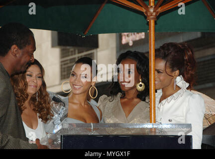 Destiny's Child Obtenir une étoile sur un jour de pluie sur le Hollywood Walk of Fame à Los Angeles. Le 28 mars 2006. - 06  DestinySChild Star008.jpg06  DestinySChild Star008 événement dans la vie d'Hollywood, Californie - Red Carpet Event, USA, Cinéma, Célébrités, photographie, Bestof, Arts, Culture et divertissement, Célébrités, Mode Topix Meilleur de Hollywood, la vie, événement dans la vie d'Hollywood, Californie - cinéma, télévision, célébrités, célébrités de la musique, Topix Bestof, Arts, Culture et loisirs, photographie, tsuni@Gamma-USA.com , Tsuni enquête de crédit / USA, honoré par une étoile o Banque D'Images