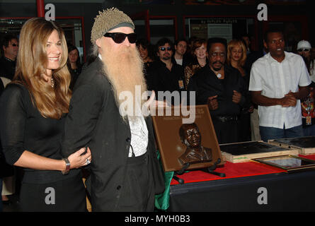 ZZ Top présenté Solomon Burke, Ike Turner, Robert Cray et postumly les eaux boueuses ont été intronisé au Rock Walk of Fame au centre de Guitare de Los Angeles d'ions. Le 4 avril 2005. - 16 GibbonsBilly.jpg16 GibbonsBilly événement dans la vie d'Hollywood, Californie - Red Carpet Event, USA, Cinéma, Célébrités, photographie, Bestof, Arts, Culture et divertissement, Célébrités, Mode Topix Meilleur de Hollywood, la vie, événement dans la vie d'Hollywood, Californie - cinéma, télévision, célébrités, célébrités de la musique, Topix Bestof, Arts, Culture et divertissement, la photographie, l'enquête gamma@tsuni Banque D'Images