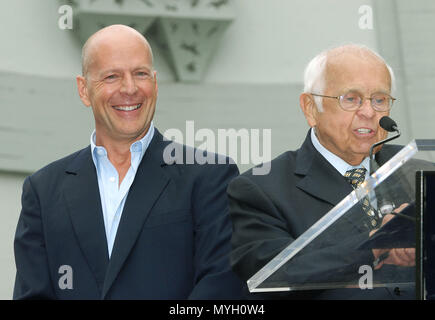 Bruce Willis a reçu une étoile sur le Hollywood Walk of Fame à Los Angeles. Le 16 octobre 2006. Johnny Grant au cours de son discours - 17 WillisBruce GrantJohnny WillisBruce 17.jpg GrantJohnny événement dans la vie d'Hollywood, Californie - Red Carpet Event, USA, Cinéma, Célébrités, photographie, Bestof, Arts, Culture et divertissement, Célébrités, Mode Topix Meilleur de Hollywood, la vie, événement dans la vie d'Hollywood, Californie - cinéma, télévision, célébrités, célébrités de la musique, Topix Bestof, Arts, Culture et divertissement, la photographie, l'enquête de crédit / tsuni@Gamma-USA.com , Tsuni Banque D'Images