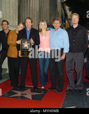 Tim Allen (avec la distribution de Noël avec les Kranks) a reçu le 2270th étoile sur le Hollywood Walk of Fame à Los Angeles. Le 19 novembre 2004. - 17-AllenTim cast.jpg17-AllenTim cast événement dans la vie d'Hollywood, Californie - Red Carpet Event, USA, Cinéma, Célébrités, photographie, Bestof, Arts, Culture et divertissement, Célébrités, Mode Topix Meilleur de Hollywood, la vie, événement dans la vie d'Hollywood, Californie - cinéma, télévision, célébrités, célébrités de la musique, Topix Bestof, Arts, Culture et loisirs, photographie, tsuni@Gamma-USA.com , Tsuni enquête de crédit / U Banque D'Images