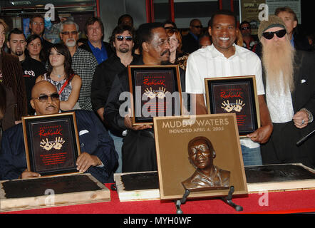 Solomon Burke, Ike Turner, Robert Cray et postumly les eaux boueuses ont été intronisé au Rock Walk of Fame au centre de Guitare de Los Angeles d'ions. Le 4 avril 2005. - 18  BurkeS TurnerI  Cray ZZ.jpg18   BurkeS TurnerI Cray ZZ Événement dans la vie d'Hollywood, Californie - Red Carpet Event, USA, Cinéma, Célébrités, photographie, Bestof, Arts, Culture et divertissement, Célébrités, Mode Topix Meilleur de Hollywood, la vie, événement dans la vie d'Hollywood, Californie - cinéma, télévision, célébrités, célébrités de la musique, Topix Bestof, Arts, Culture et loisirs, photographie, enquête tsuni@Ga Banque D'Images