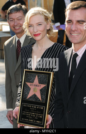 Cate Blanchett avec le conseil municipal Gil Garcetti et chambre de commerce d'Hollywood, Leon Gubler - Cate Blanchett honorée avec une étoile sur le Hollywood Walk of Fame à Los Angeles. - BlanchettCate jpgBlanchettCate  .10 10 Événement dans la vie d'Hollywood, Californie - Red Carpet Event, USA, Cinéma, Célébrités, photographie, Bestof, Arts, Culture et divertissement, Célébrités, Mode Topix Meilleur de Hollywood, la vie, événement dans la vie d'Hollywood, Californie - cinéma, télévision, célébrités, célébrités de la musique, Topix Bestof, Arts, Culture et loisirs, photographie, enquête tsun Banque D'Images