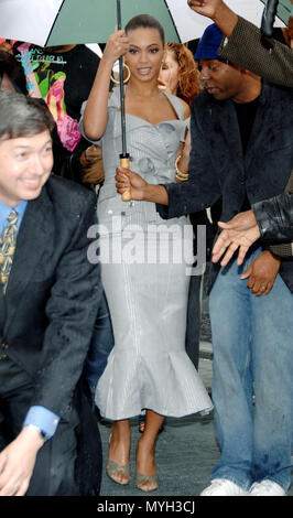 Destiny's Child Obtenir une étoile sur un jour de pluie sur le Hollywood Walk of Fame à Los Angeles. Le 28 mars 2006. Beyonce Knowles ( ) - DestinySChild  jpgDestinySChild Star013.Star013 événement dans la vie d'Hollywood, Californie - Red Carpet Event, USA, Cinéma, Célébrités, photographie, Bestof, Arts, Culture et divertissement, Célébrités, Mode Topix Meilleur de Hollywood, la vie, événement dans la vie d'Hollywood, Californie - cinéma, télévision, célébrités, célébrités de la musique, Topix Bestof, Arts, Culture et loisirs, photographie, tsuni@Gamma-USA.com , Tsuni enquête de crédit / USA, Honoré Banque D'Images