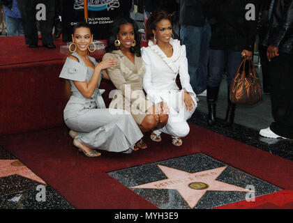 Destiny's Child Obtenir une étoile sur un jour de pluie sur le Hollywood Walk of Fame à Los Angeles. Le 28 mars 2006. ( Beyonce Knowles, Kelly Rowland et Michelle Williams ) - DestinySChild  jpgDestinySChild Star026.Star026 événement dans la vie d'Hollywood, Californie - Red Carpet Event, USA, Cinéma, Célébrités, photographie, Bestof, Arts, Culture et divertissement, Célébrités, Mode Topix Meilleur de Hollywood, la vie, événement dans la vie d'Hollywood, Californie - cinéma, télévision, célébrités, célébrités de la musique, Topix Bestof, Arts, Culture et divertissement, la photographie, l'enquête gamma@tsuni Banque D'Images