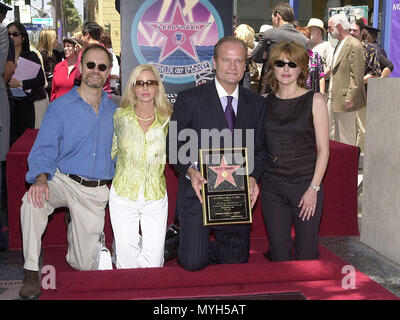 Kelsey Grammer posant avec son épouse Camille et co-star David Hyde Pierce et Jane feuillage a reçu une étoile sur le Hollywood Walk of Fame à Los Angeles . L'étoile est en face de l'Hollywood Entertainment Museum où l'original 'cheers' bar set s'affiche. Mardi 5/22/2001 © GrammerKelsey - Tsuni34.jpgGrammerKelsey34 Événement dans la vie d'Hollywood, Californie - Red Carpet Event, USA, Cinéma, Célébrités, photographie, Bestof, Arts, Culture et divertissement, Célébrités, Mode Topix Meilleur de Hollywood, la vie, événement dans la vie d'Hollywood, Californie - cinéma, télévision celebrit Banque D'Images