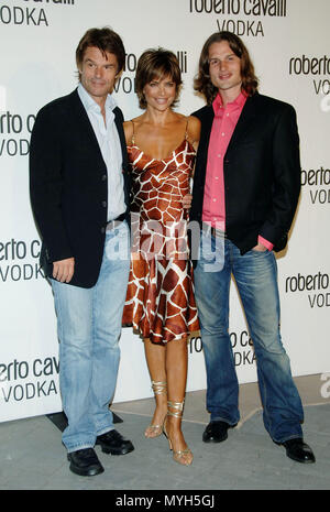 Harry Hamlin avec son épouse Lisa Rinna et son fils Dimitri arrivant à la Vodka Roberto Cavalli soirée de lancement à Beverly Hills, Los Angeles. Le 11 mai 2006. - HamlinH RinnaLisa  DimitriHamlin jpgHamlinH RinnaLisa . DimitriHamlin événement dans la vie d'Hollywood, Californie - Red Carpet Event, USA, Cinéma, Célébrités, photographie, Bestof, Arts, Culture et divertissement, Célébrités, Mode Topix Meilleur de Hollywood, la vie, événement dans la vie d'Hollywood, Californie - cinéma, télévision, célébrités, célébrités de la musique, Topix Bestof, Arts, Culture et loisirs, photographie, enquête tsun Banque D'Images