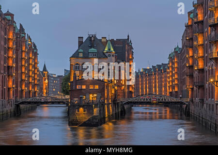 Palais de l'eau Wasserschloss warehouse district Speicherstadt HafenCity Hamburg Allemagne Banque D'Images