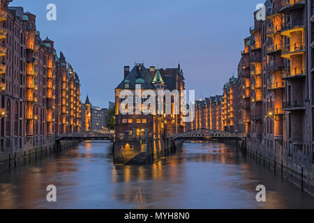 Palais de l'eau Wasserschloss warehouse district Speicherstadt HafenCity Hamburg Allemagne Banque D'Images