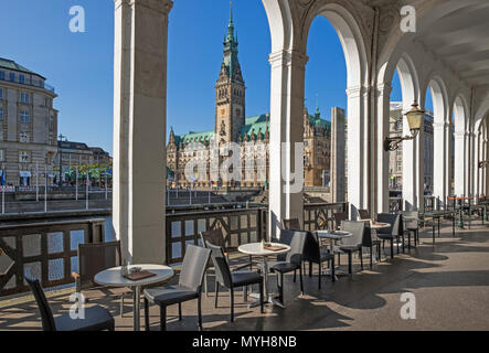 L'Hôtel de ville Rathaus et arcades de l'Alster Hambourg Allemagne Banque D'Images