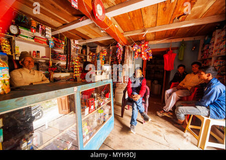 Boutique de produits typiques d'épicerie à un des villages à Nandhour Kumaon Hills, vallée, Uttarakhand, Inde Banque D'Images