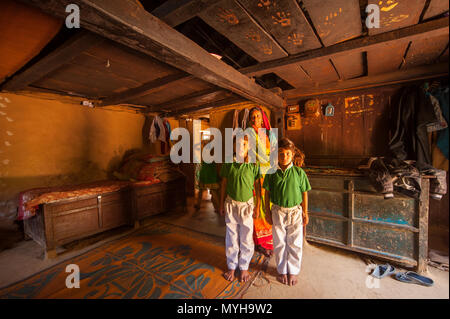 Femme indienne avec les filles à leur domicile, Kundal Kumaon Hills Village,, Uttarakhand, Inde Banque D'Images