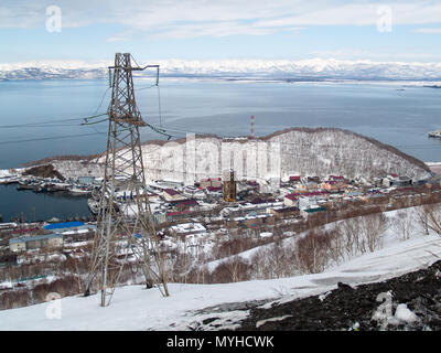 Vue du centre de la ville de Yichun à partir de la plate-forme d'observation du Petrovskaya volcan au mois d'avril après un snow Banque D'Images