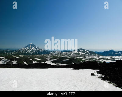 Vue de volcan Viluchinsky de la caldeira de Mutnovsky à la péninsule du Kamchatka, Russie Banque D'Images