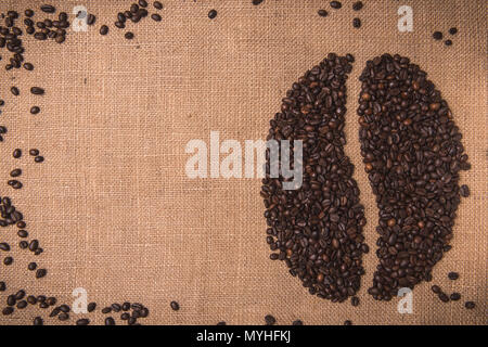 Portrait de café grillé haricots forme vue de dessus sur textile juta Banque D'Images