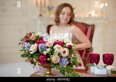 Close-up bouquet de fleurs dans l'accent sur l'arrière-plan flou femme. Banque D'Images