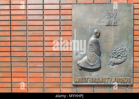 La Willy Brandt (Kniefall) monument situé sur le Muranow trimestre de Varsovie marque l'acte de contrition réalisée en 1970 par l'ancien chancelier allemand. Banque D'Images