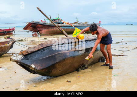 1 mai 2018 - L'archipel de Myeik, Myanmar. Homme Moken son canot de nettoyage Banque D'Images