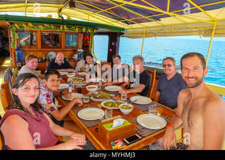 2 mai 2018 - L'archipel de Myeik, Myanmar. Les clients sur un bateau de croisière sur le point de manger le déjeuner. Banque D'Images