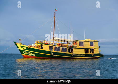 2 mai 2018 - L'archipel de Myeik, Myanmar. Bateau de croisière à l'ancre. Banque D'Images