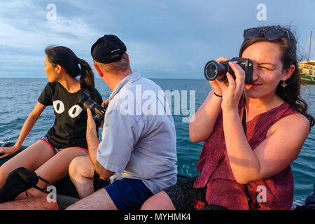 2 mai 2018 - L'archipel de Myeik, Myanmar. Un composant logiciel enfichable heureux touristes en canot de retourner au navire de croisière. Banque D'Images