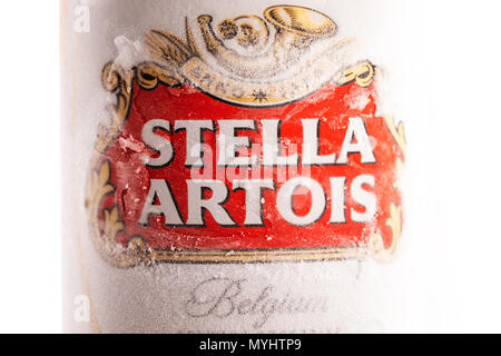 Varna, Bulgaria - Mai 28, 2018 : en peut de bière Stella Artois sur fond blanc. Stella Artois est brassée depuis 1926 en Belgique. Banque D'Images