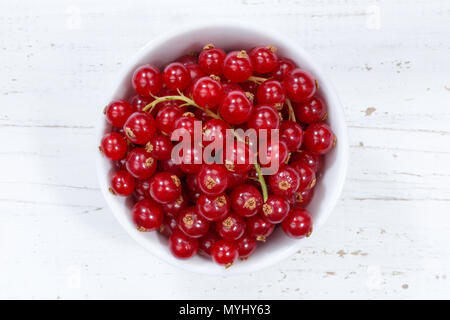 Groseille rouge baies des bois en bois bol ci-dessus Banque D'Images