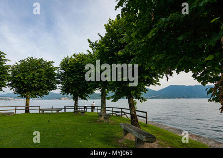 Cannobbio, Italie, 10 juin 2016 - Lakeside Park avec deux personnes près de l'eau, lac, plage de Cannero Riviera Banque D'Images