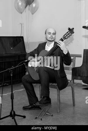 Photo en noir et blanc. Le musicien joue de la guitare. Banque D'Images