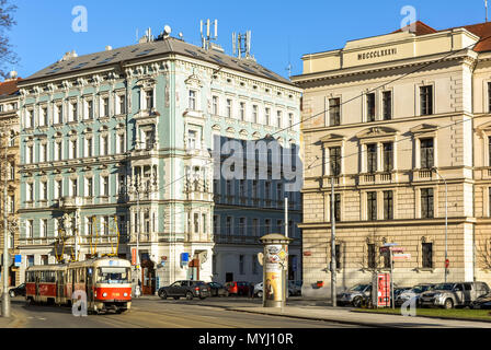 Vieux Rouge tramway à rue de Prague dans la belle journée ensoleillée. Banque D'Images