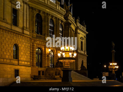 Vintage lampe à gaz rue posts à Prague avant le Rudolfinum - Orchestre Philharmonique Tchèque Banque D'Images