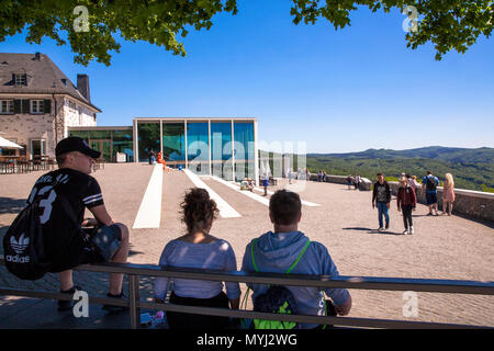 L'Europe, l'Allemagne, sur terrasse, Siebengebirge Drachenfels montagne à Koenigswinter. Europa, Deutschland, auf dem Balkon Siebengebirge Drachenfels être Banque D'Images