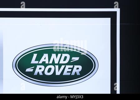 Decines Charpieu, France - 24 mai 2018 : Land Rover logo sur un mur. Land Rover est une marque automobile qui se spécialise dans les véhicules à quatre roues motrices, Banque D'Images