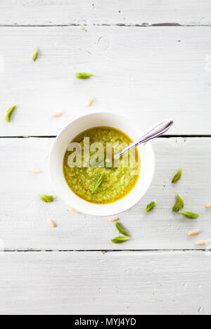 Pesto fait maison avec des pousses d'épinette, parmesan, pignons et citron Banque D'Images