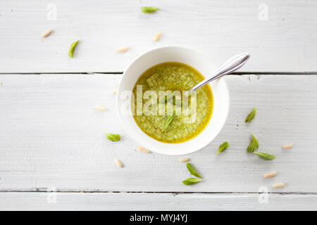 Pesto fait maison avec des pousses d'épinette, parmesan, pignons et citron Banque D'Images